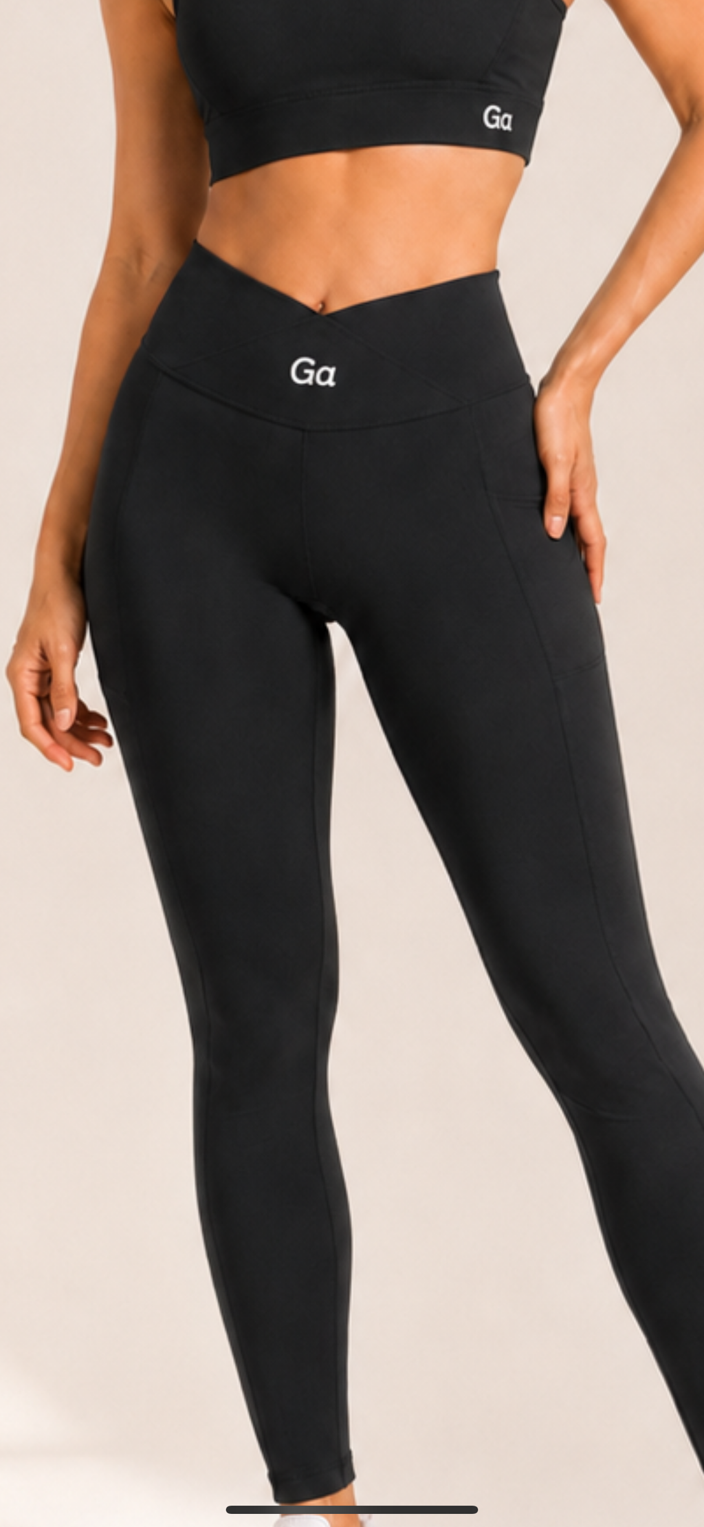 Femme portant le legging Héra noir Goddess Active de face, taille haute sculptante